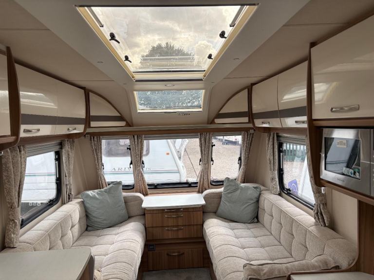 LUNAR CLUBMAN ES - 3 BERTH CARAVAN WITH END WASHROOM + MOTORMOVER