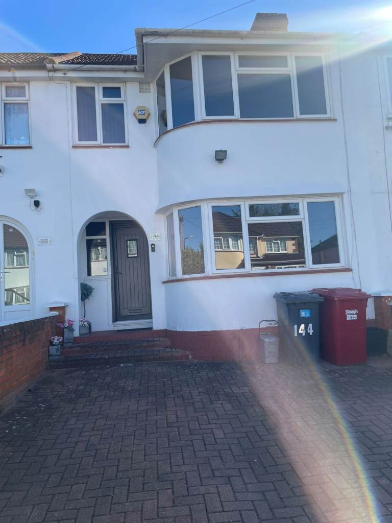 3/4 Bedroom Mid Terraced property located near Farnham Road, Slough