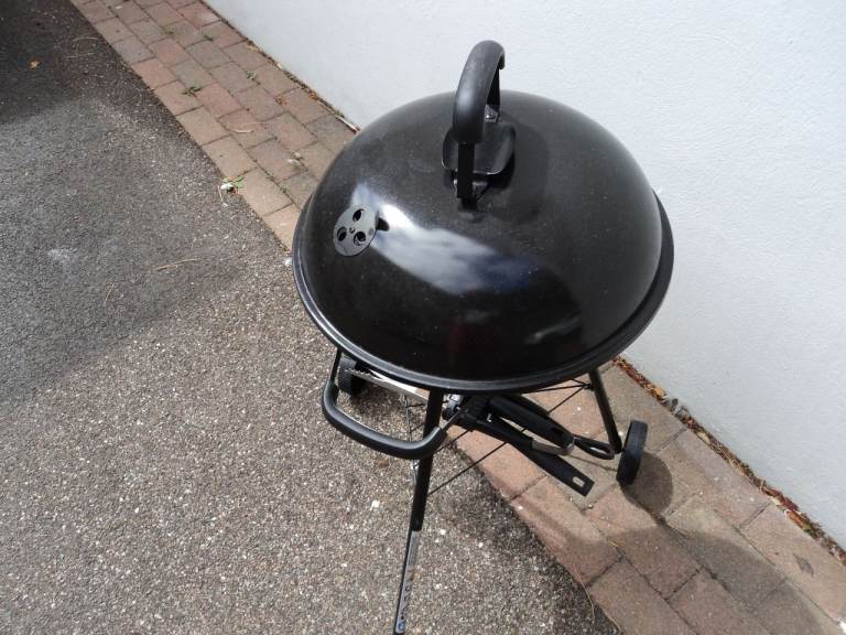 Black Kettle BBQ with Wheels – Good Condition