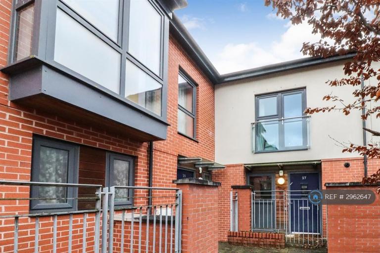3 bedroom house in Windrush Grove, Birmingham, B15 (3 bed) (#2962647)