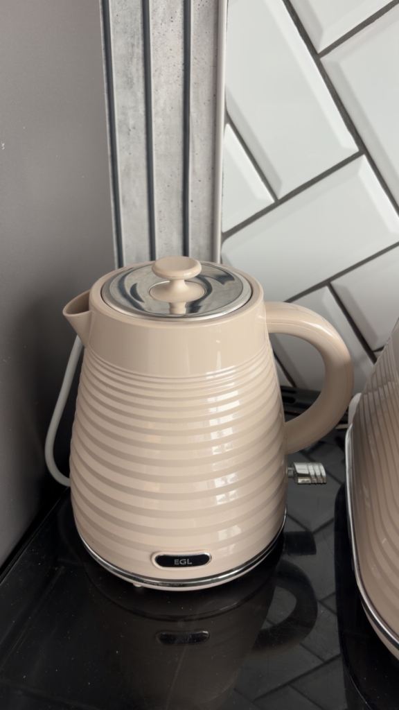 Kettle and matching toastet