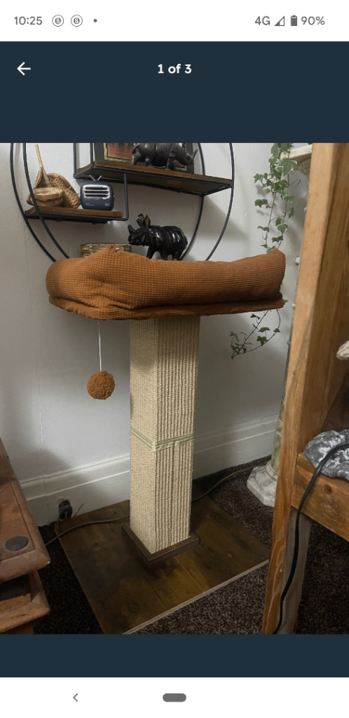 Large cat scratching post, bed. 