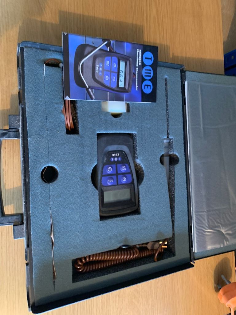 Digital thermometer 