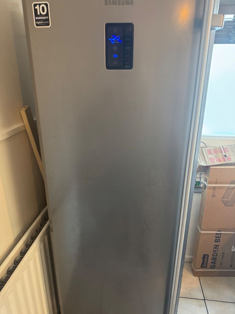 Samsung Freestanding Fridge – Silver, Good Condition