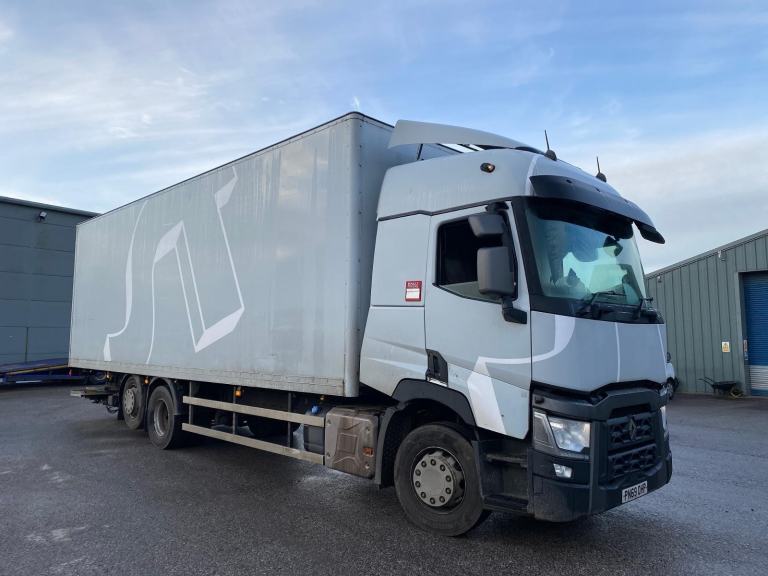 2019/69 DAF RENAULT TRUCKS T-RANGE 26 TONNE SLEEPER CAB BOX WITH SLIDE OUT LIFT