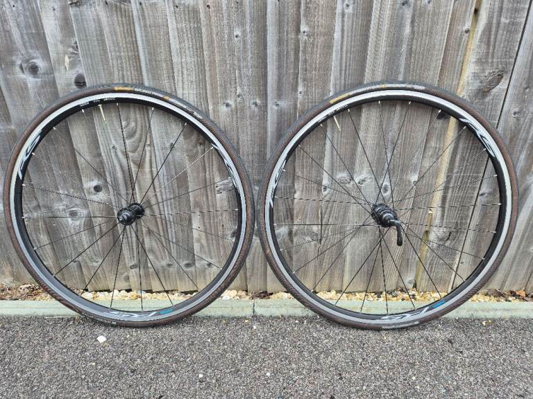 Shimano WH-RS100 700c Road Wheelset Continental Tyres
