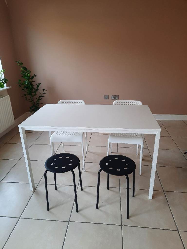 White dining table + 4 chairs 