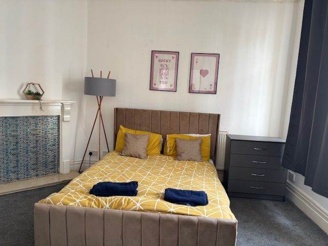 Bargain- Stunning & spacious  fully furnished 5 bed   house on st bedes avenue, blackpool FY4 1AQ 