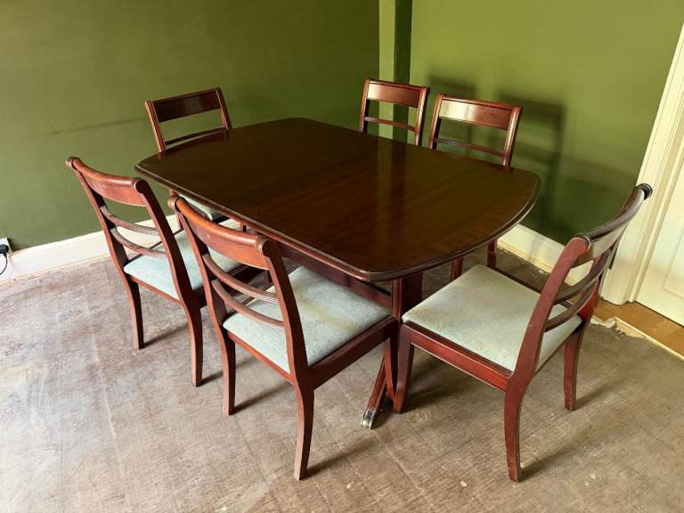 Mahogany Extendable Dining Table and 6 Chairs – Good Condition