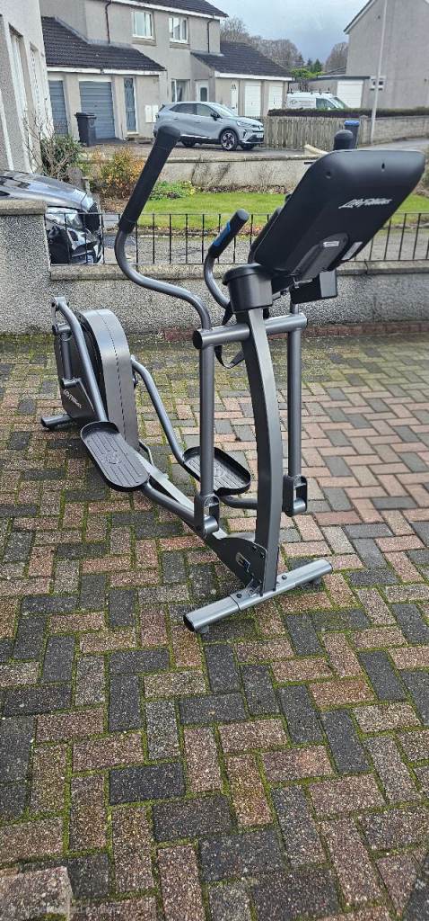 Life Fitness E1 Total Body Elliptical Cross-Trainer with Track Connect