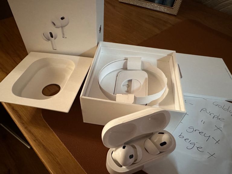 Apple AirPods Pro (2nd generation) with MagSafe Case 