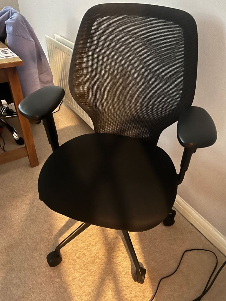 Black Mesh Office Chair with Adjustable Arms – Good Condition