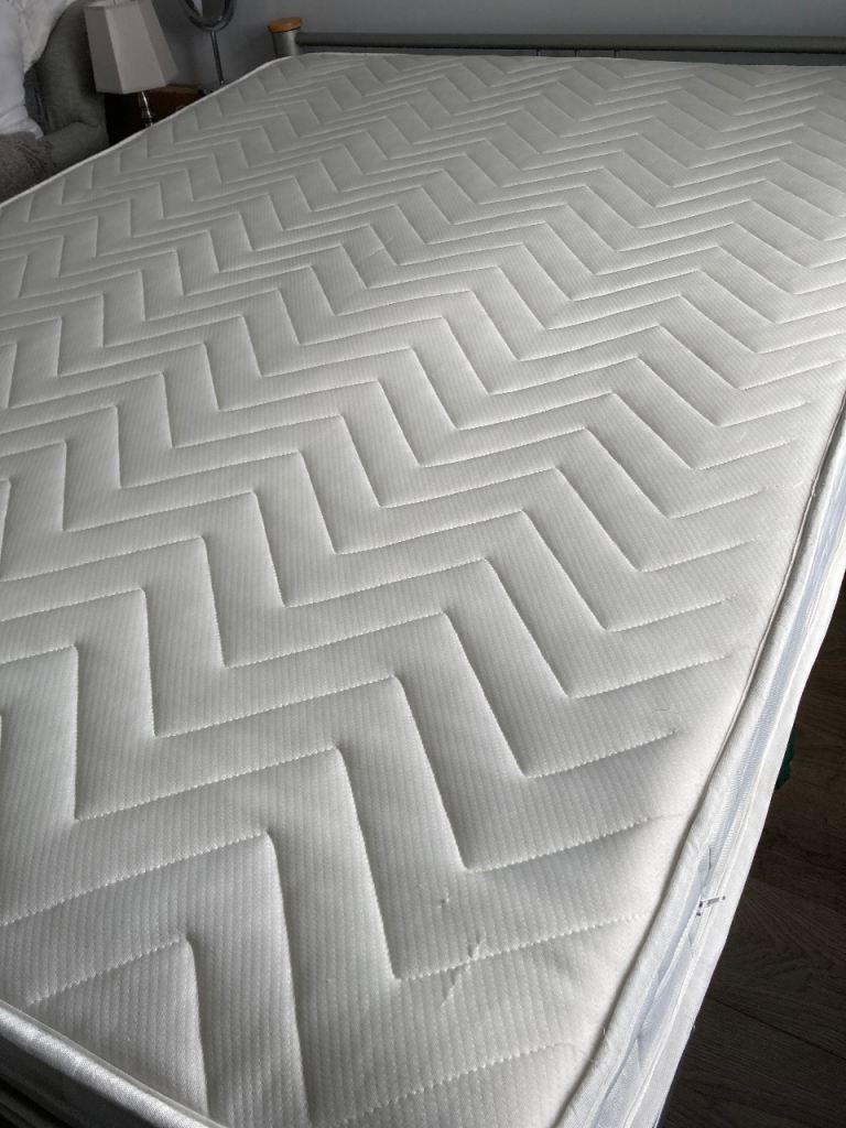 Airsprung King Size Memory Mattress with Zip Cover
