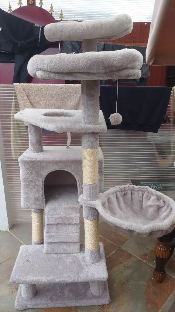 Cat Tree / Scratching Post – Great Condition
