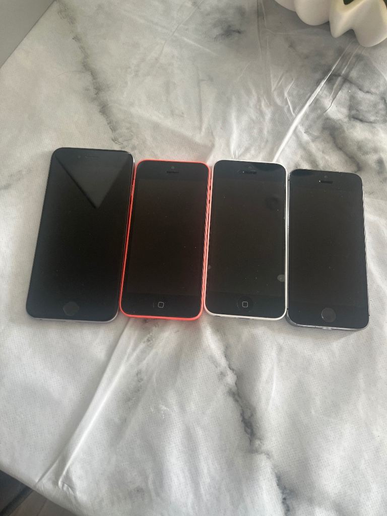 Bundle of 4 x Broken IPhones. Collect ST5
