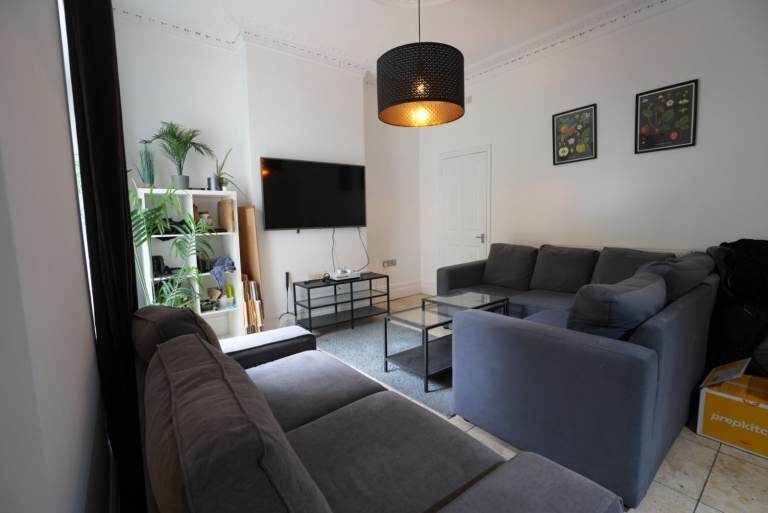 3 rooms available, newly decorated, great links to centre, all bills included