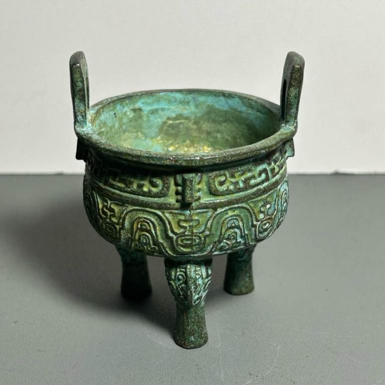 bronze ding tripod