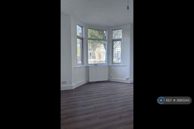 1 bedroom flat in Montague Road, London, E11 (1 bed) (#2685243)