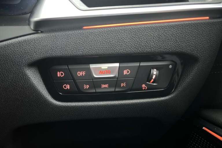 2021 BMW 3 Series 320i M Sport 5dr Step Auto ** Rear Parking Camera - Heated Seats ** Semi-Au Est...