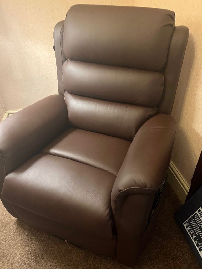 Brown Bergen Petite Riser recliner chair