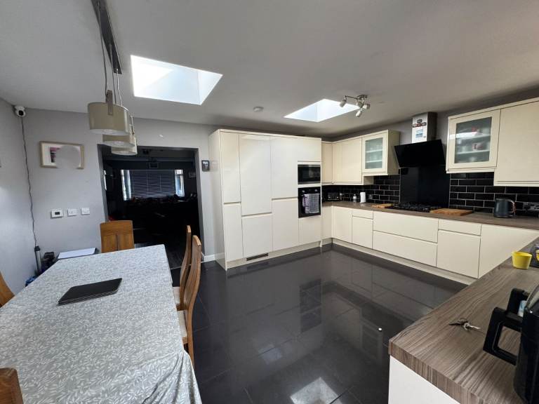 4 Bedroom House, Large extended Modern Kitchen with inbuild appliances