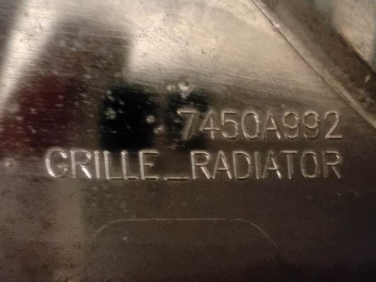 Mitsubishi Outlander Front bumper upper radiator grill 7450A992