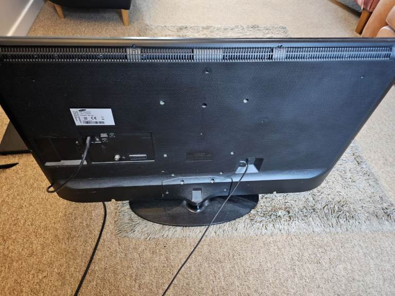 Samsung Full HD NOT SMART 40" tv and tv stand 