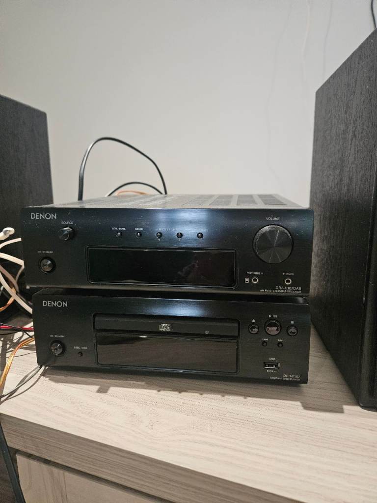 Reduced Denon stereo with speakers 