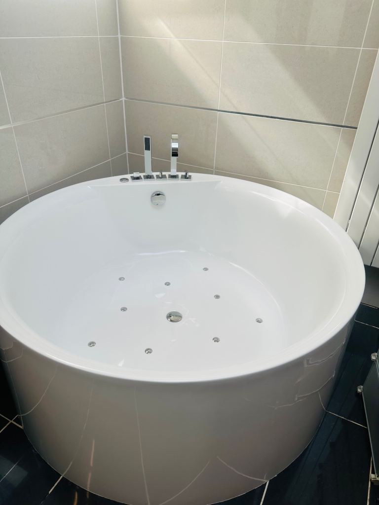 Circular spa bath with jets