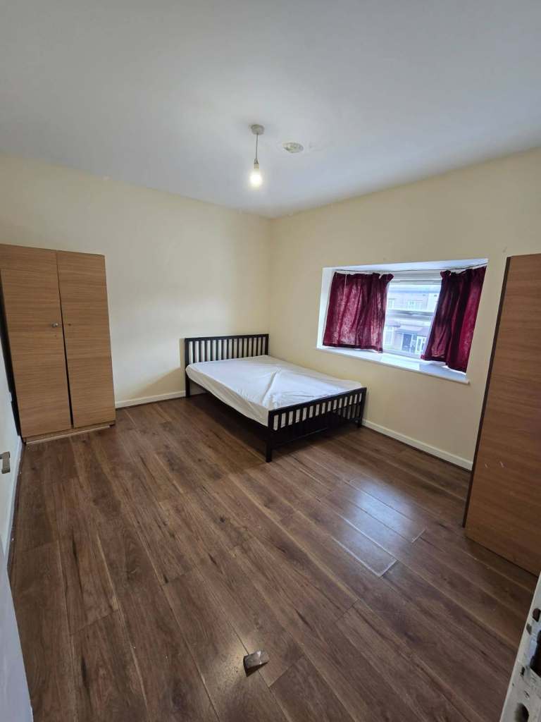 3 bedroom house in 3 Bedroom with Bathroom and Kitchen to share with Bills Â£2000