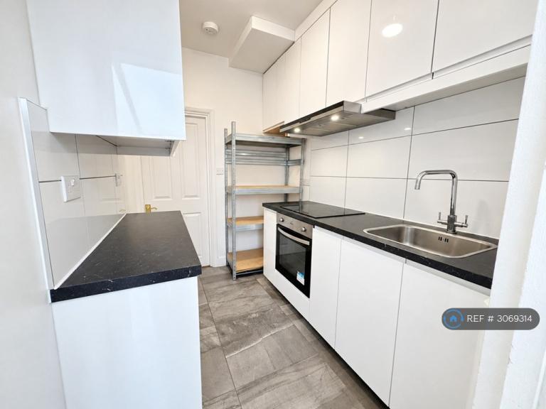 4 bedroom house in Clinton Crescent, Ilford, IG6 (4 bed) (#3069314)