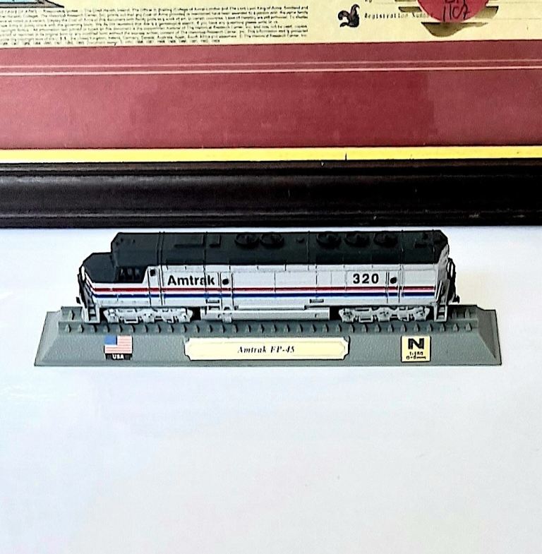 MODEL L;OCOMOTIVE on a PLINTH - USA AMTRAK EB-45