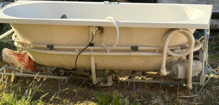 Cream jacuzzi Bathtub with Pipes and Pump