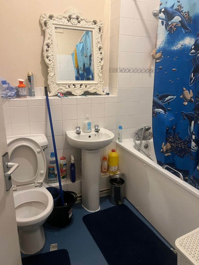 ROOMS TO LET IN DOUBLES  AT CHISWICK