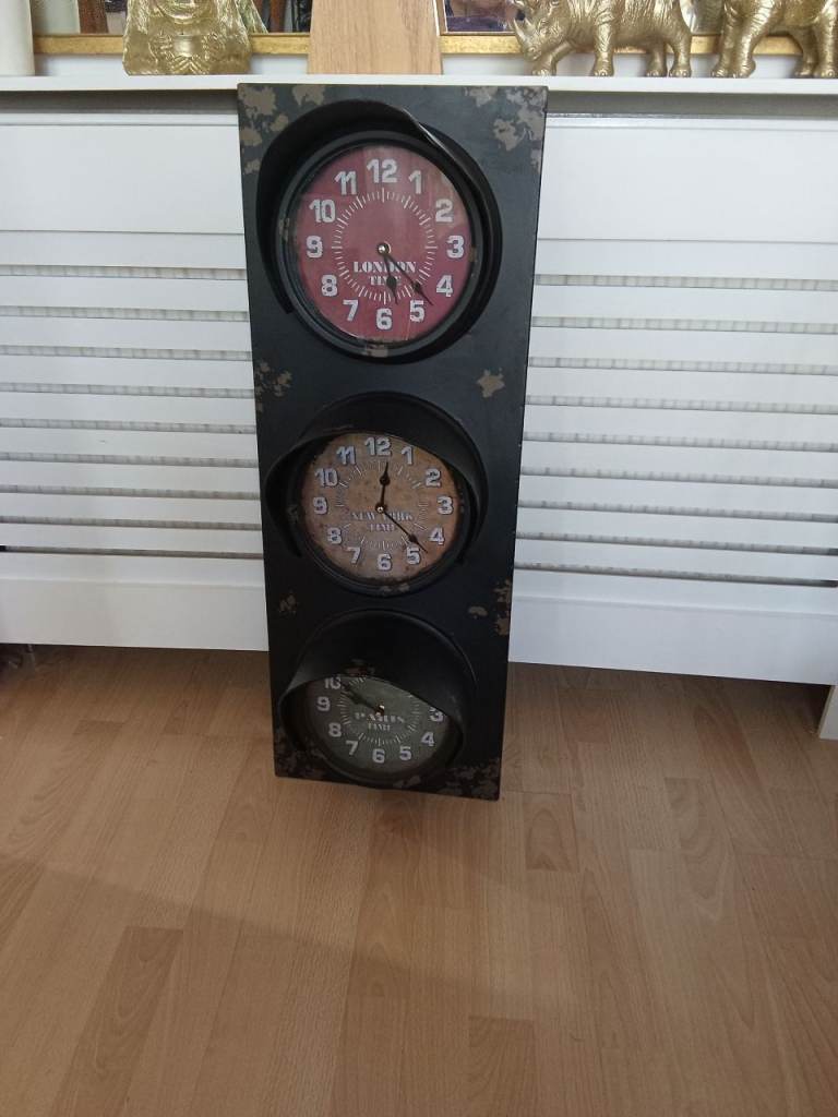 Unique Traffic Light Style Wall Clock - Great Condition