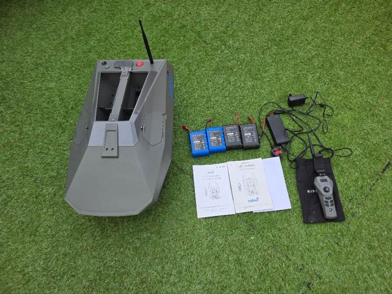 CatchX Bait Boat. GPS. 4x Batteries. Controller. Lights. Rc