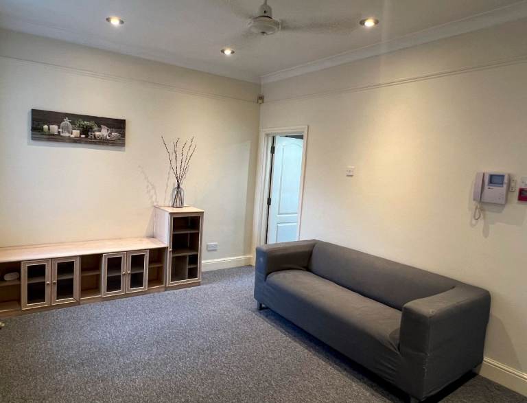 1 Bed Ground-Floor Flat with Garden in Hounslow, TW4 (Furnished)