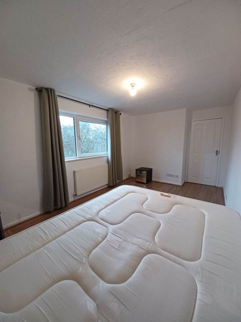 Very Large Kingsize Room available to Rent 