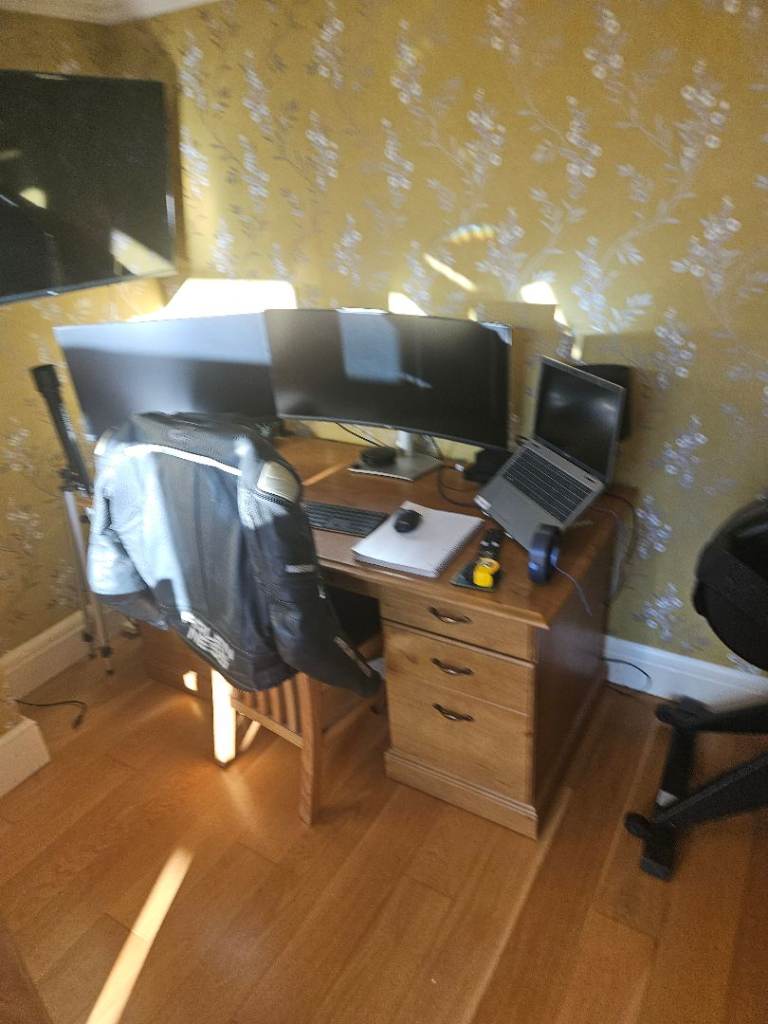 FREE TO COLLECTOR - Large desk - 1515 x 755 x 725 (W x D x H)