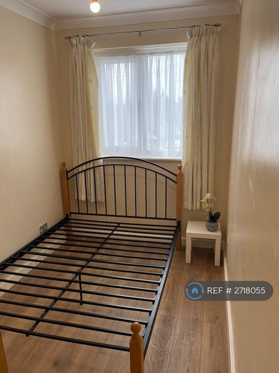 1 bedroom flat in Clayhall, Ilford, IG5 (1 bed) (#2718055)