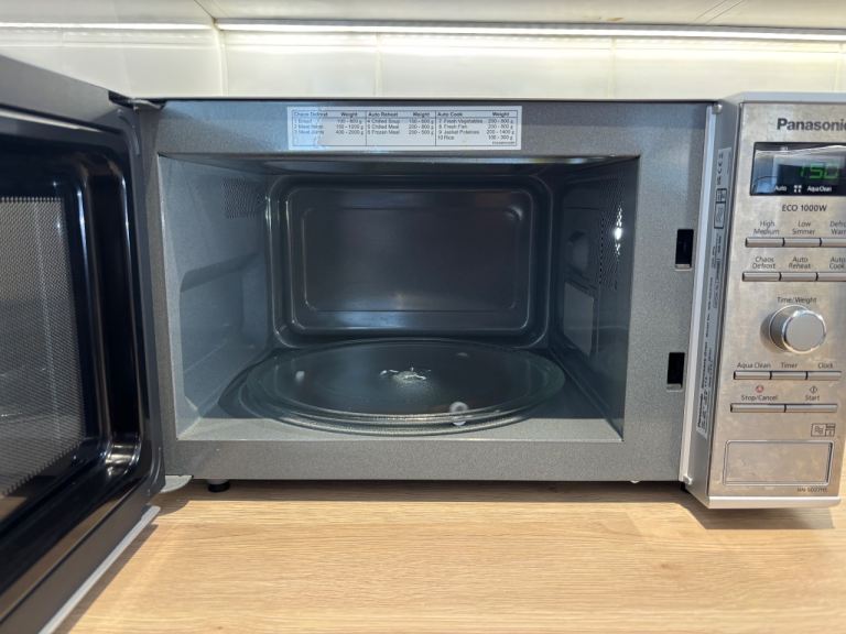 Panasonic ECO 1000W Microwave Oven – Silver, Good Working Order