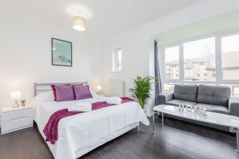 Large bright room! -South Ealing Station