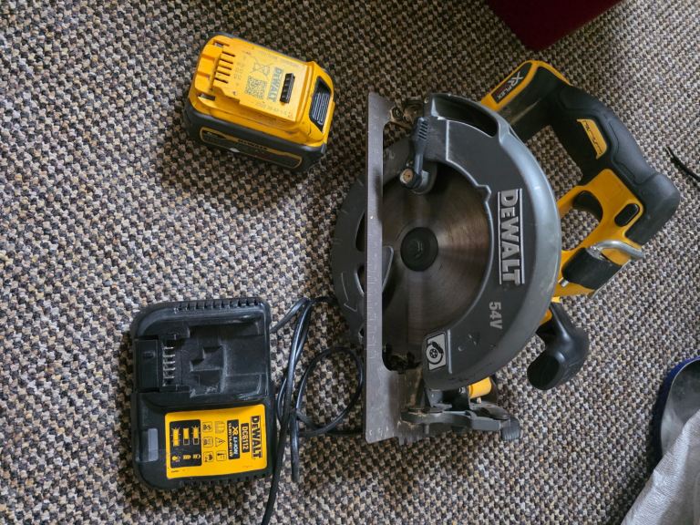 DeWalt 54V XR FLEXVOLT Circular Saw with Battery & Charger