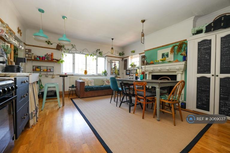4 bedroom flat in Alexandra Park Road, London, N22 (4 bed) (#3069037)