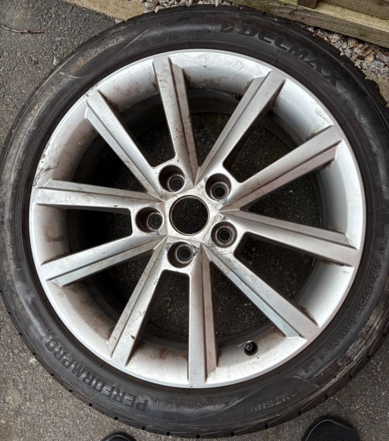 Skoda Alloy Wheel And Tyre 225/45ZR17