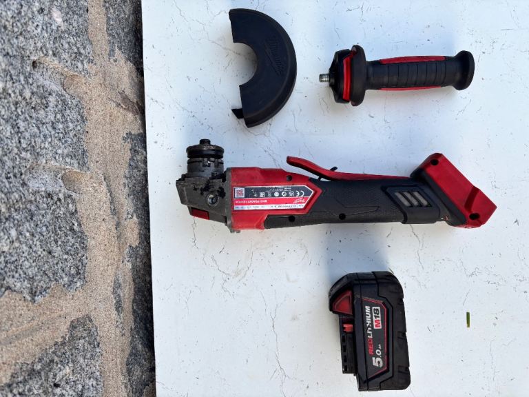 Milwaukee Angle Grinder with Battery,guard and Handle – Good Condition