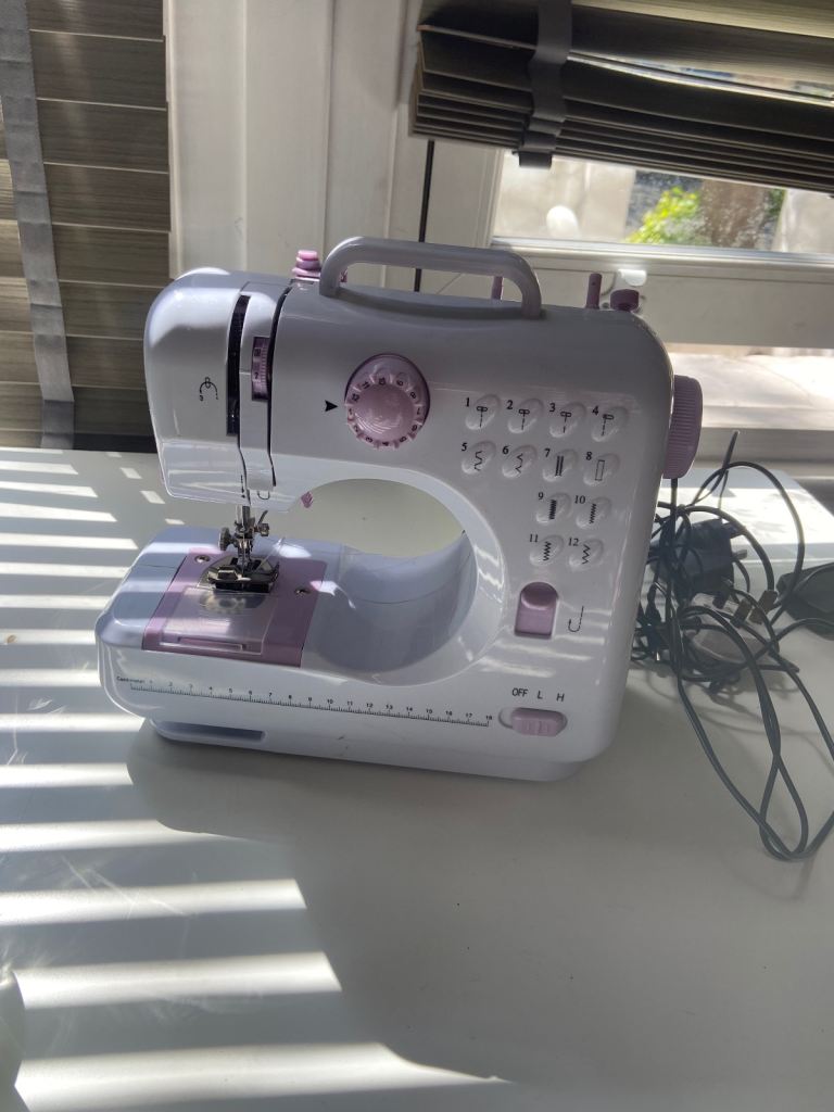Small sewing machine 