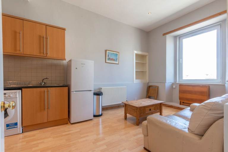 Spacious, 2 bedroom, top floor flat in Tollcross - available January 