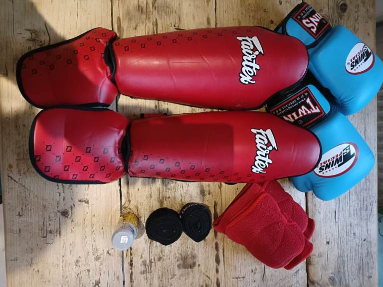 Full Muay Thai Gear, 8oz Twins gloves, Fairtex shin pads