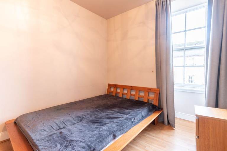 Delightful, 2nd floor, 1 bedroom, furnished flat off Ferry Road – available January